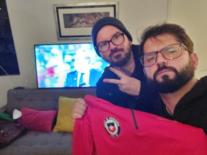 🔴 FACT-CHECKING: Se difunde en redes sociales una imagen del Presidente @gabrielboric junto al ministro <a href="/GiorgioJackson/">Giorgio Jackson</a> sosteniendo una bandera comunista, sin embargo la imagen fue alterada ya que en la original el mandatario sostiene una camiseta de la selección chilena.