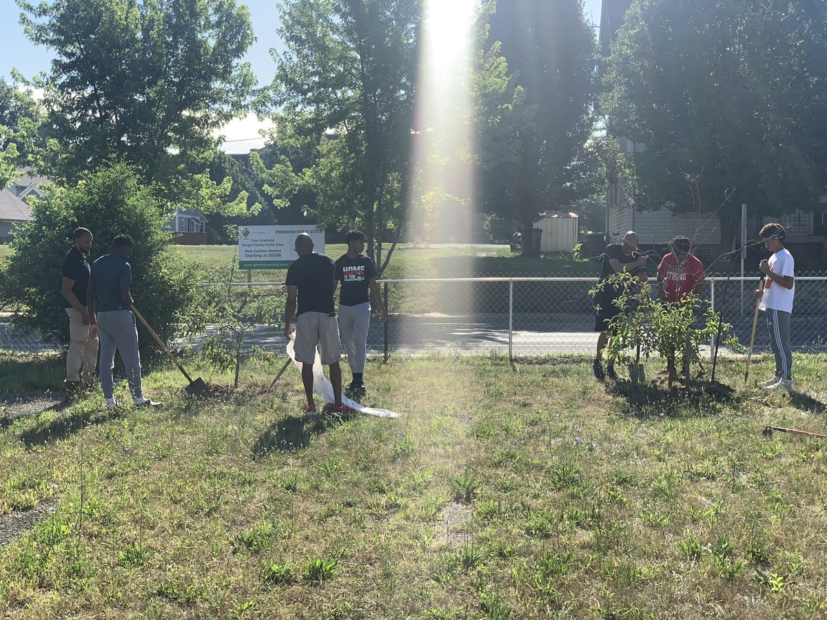 CRHS_Hoops's tweet photo. Community service today @ the arts garden #CRBB https://t.co/OUyPYQiQ4t