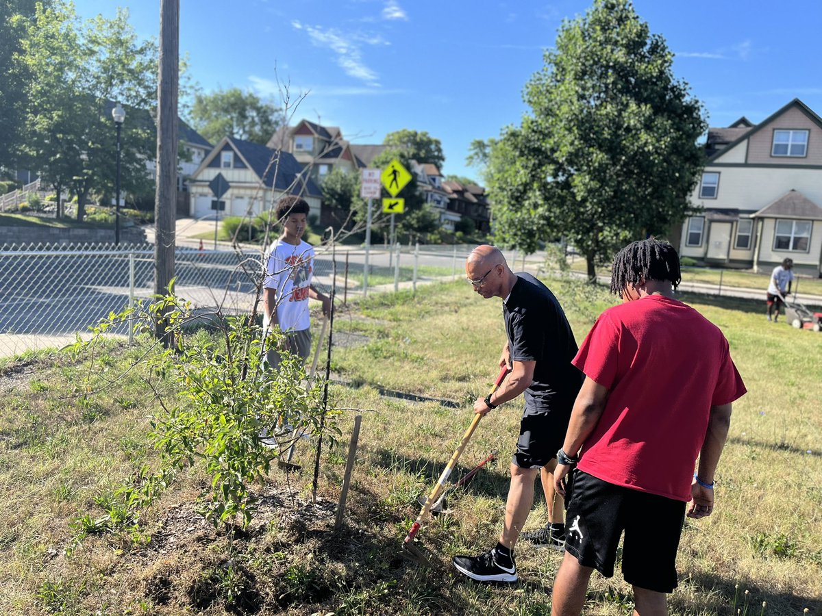 CRHS_Hoops's tweet photo. Community service today @ the arts garden #CRBB https://t.co/OUyPYQiQ4t