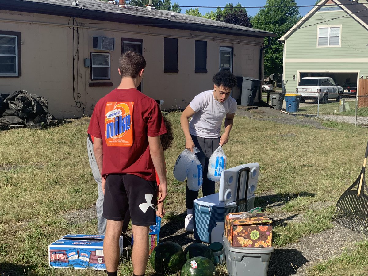 CRHS_Hoops's tweet photo. Community service today @ the arts garden #CRBB https://t.co/OUyPYQiQ4t