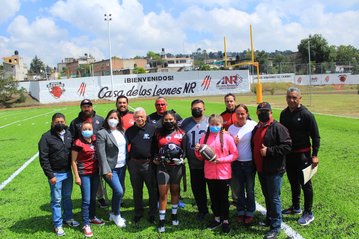 ArmandoNLop's tweet photo. En #NicolásRomero tenemos por primera vez una Escuela Municipal de Futbol Americano.
El equipo "Leones" entrenará en el nuevo campo de pasto sintético de la Unidad Deportiva Nicolás Romero, 
¡Les invito a inscribirse! Será el semillero de grandes jugadores. #JuntosArmandoElCambio https://t.co/tKgIzA0u8n
