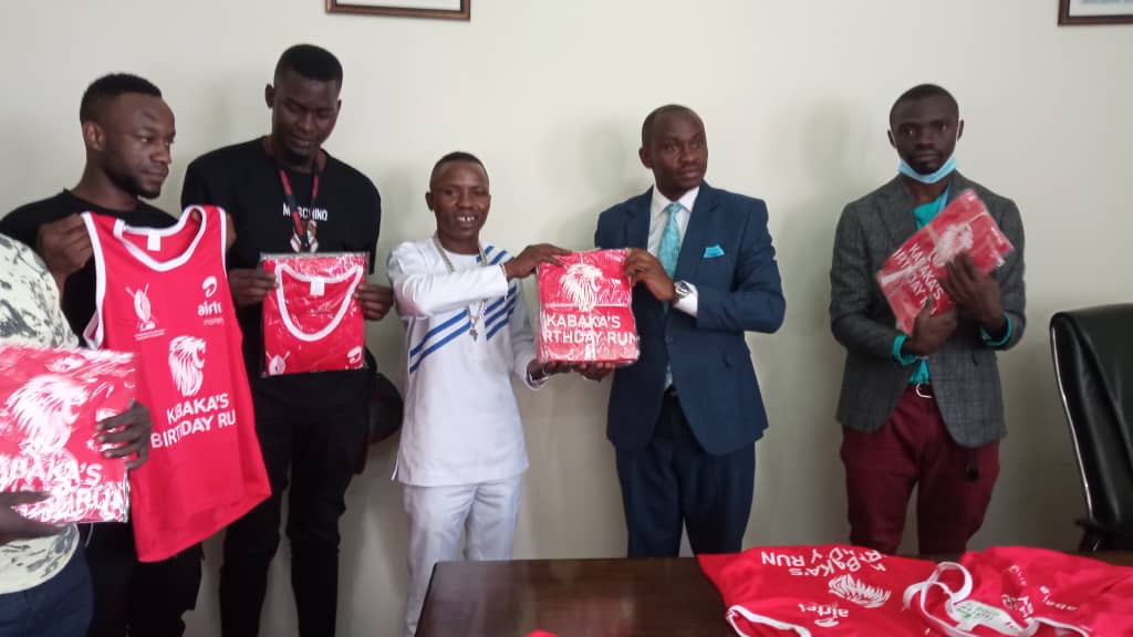 BugandaKingdom_'s tweet photo. Omuyimbi Ronald Alimpa, ow’Olusuku lwa Sseminti agulidde abawagizi be emijoozi 30 egy'emisinde gy'amazaalibwa ga Kabaka.

Emijoozi gimukwasiddwa Minisita w’Abavubuka, Emizannyo n’Okwewummuza, Oweek. Henry Ssekabembe Kiberu ku mukolo ogubadde ku Bulange enkya ya leero. https://t.co/yF3WPaUVtP