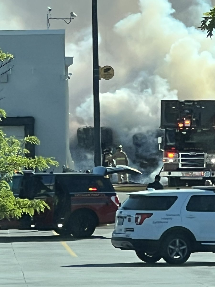 NickB_53's tweet photo. @KNDUKNDO @TriCityHerald fire at Richland Walmart!!! https://t.co/gKJL6y022D