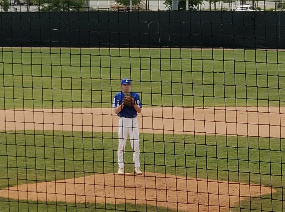 EricEntler19's tweet photo. TEAMMATE OF THE WEEK (6/16-19 Great Lakes TOC) #9 @SamCarroll1713 w/@tier1elitebb 17u. Scoreless 5 IP Sat. for a fun T1 team to watch. Uplifting energy, never letting their dugout get quiet. Helped team excel thru adversity all week and led by example in doing so. Keep it up Sam! https://t.co/pc4fR927sj