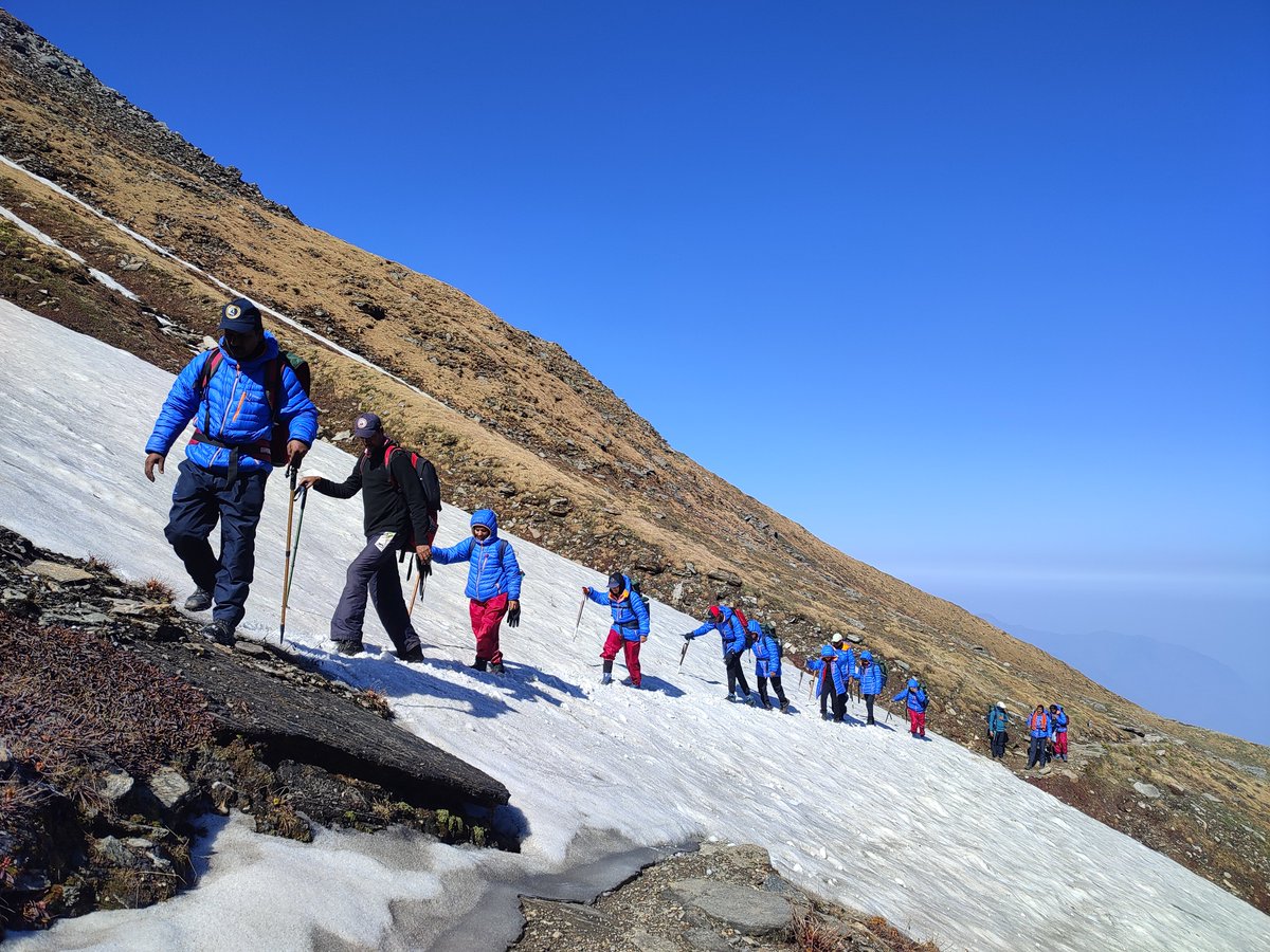 विश्वविद्यालय पर्वतारोहण केन्द्र के विद्यार्थियों के 14 सदस्यीय दल ने रूपकुण्ड पर सफलतापूर्वक आरोहण कर राष्ट्रीय ध्वज व काशी हिन्दू विश्वविद्यालय का झण्डा फहराया। रूपकुण्ड समुद्रतल से लगभग 16500 फीट की ऊॅचाई पर स्थित है। दल ने 7 जून को मालवीय भवन से अभियान की शुरुआत की थी। #BHU