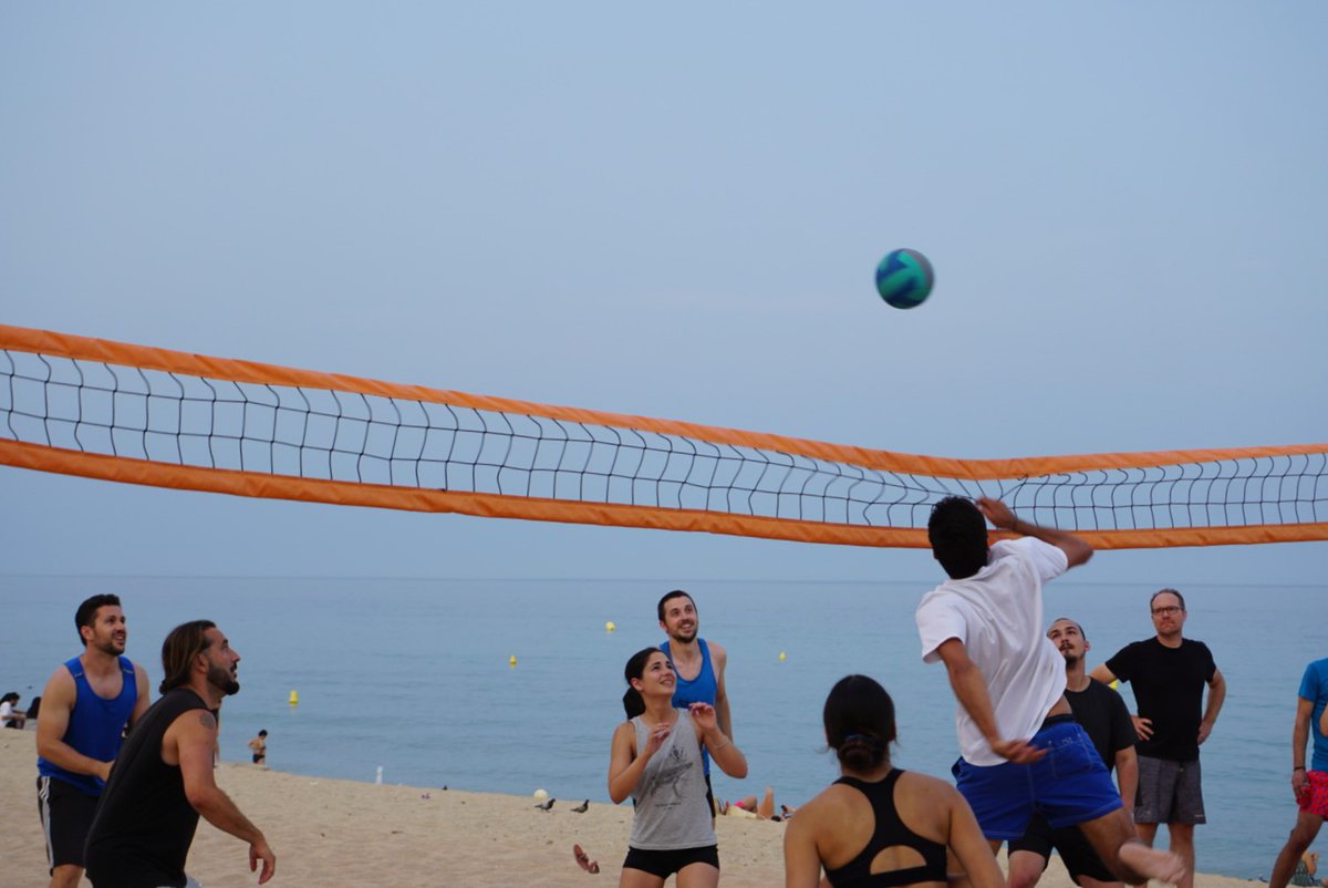 Divendres a #IrsiCaixa vam celebrar el Torneig de Vòlei 2022 🏐. Més de 40 treballadors i treballadores s'hi van unir i van participar a la lliga. 

🏅 El nivell estava molt alt, quin equipàs!