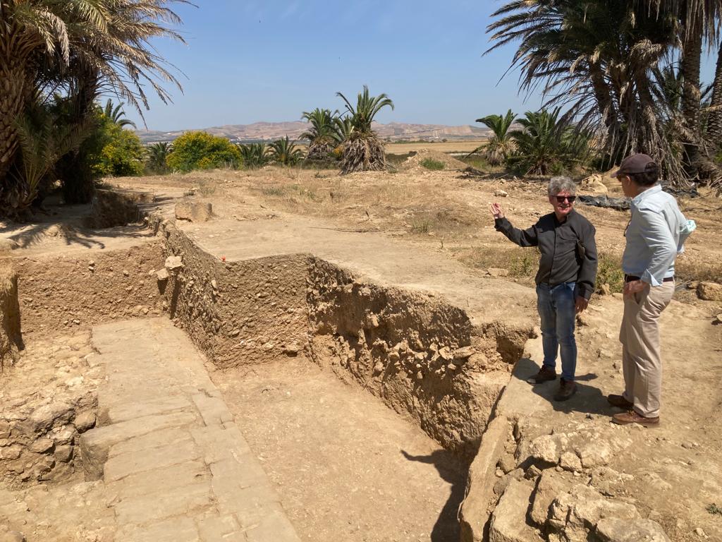 EmbEspTunez's tweet photo. En #Utique, en #Bizerta (#Túnez 🇹🇳), se encuentra un interesante sitio arqueológico fenicio. El embajador de 🇪🇸 visitó al equipo del Centro de Estudios Fenicios y Púnicos #CEFYP que trabaja en este yacimiento. Trabajo fundamental para conocer la historia de nuestros pueblos. https://t.co/FLcxSsQ7uP