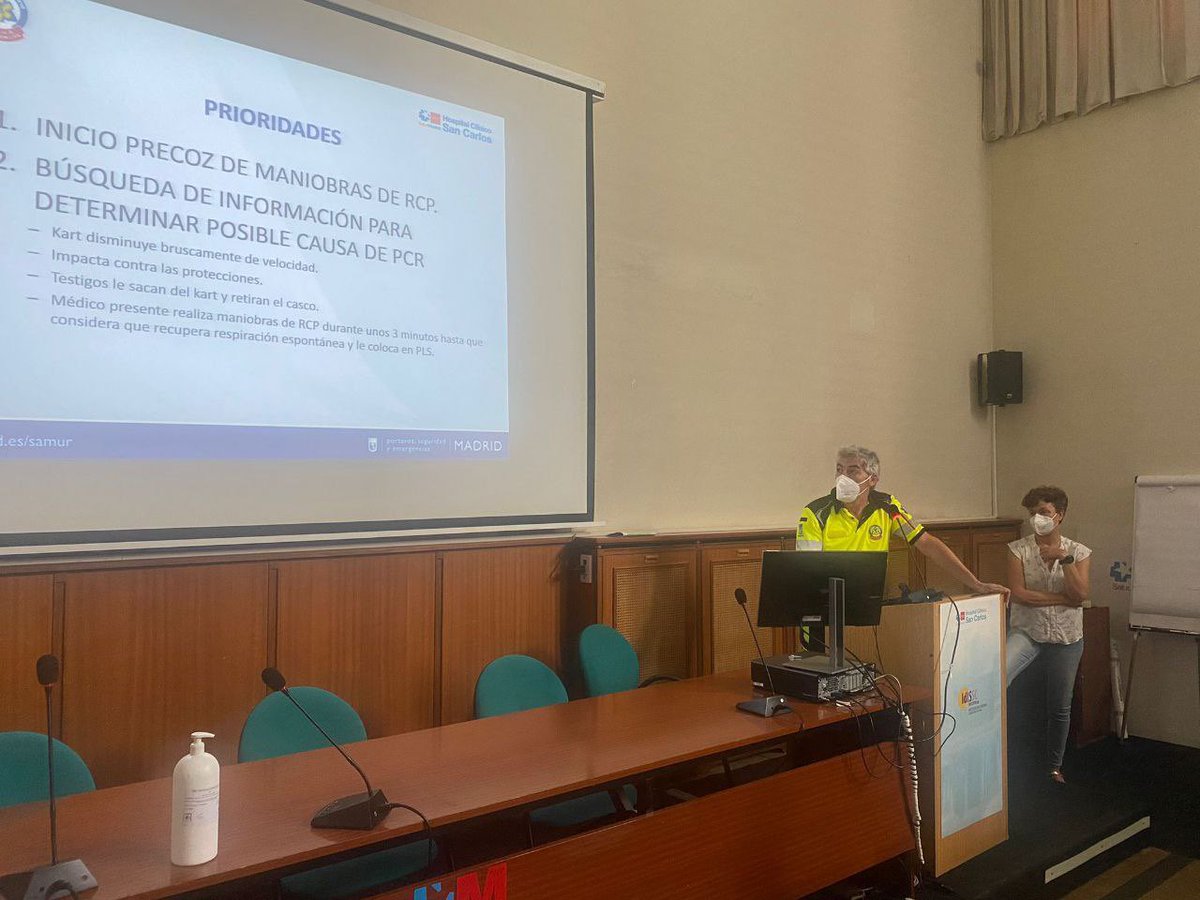 SAMUR_PC's tweet photo. Sesión Clínica conjunta entre la Unidad de Cuidados Intensivos Cardiovascular del Hospital Universitario Clinico San Carlos y SAMUR-Protección Civil. Se han expuesto dos casos de Parada Cardiorespiratoria recuperada, un caso de status epiléptico y otro de shock séptico. https://t.co/JWWnmCvZpl