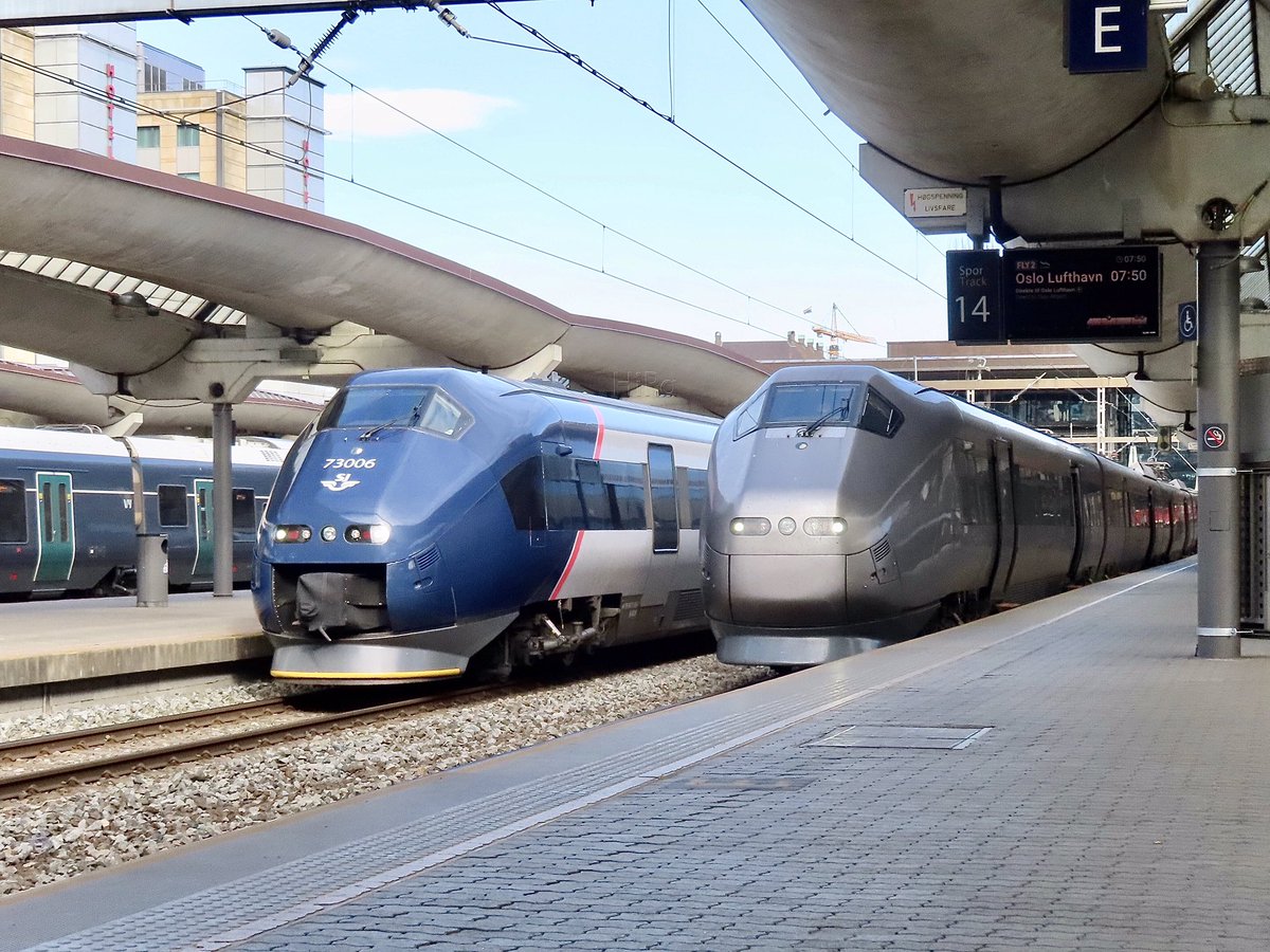 HiPa125's tweet image. ⬅️ P15: SJ Nord 043 0802 Oslo Central &amp;gt; Trondheim #Class73

➡️ P14: Flytoget 3895 0750 Oslo Central &amp;gt; Oslo Lufthavn Gardermoen #Class71 

🇳🇴
20/06/22
