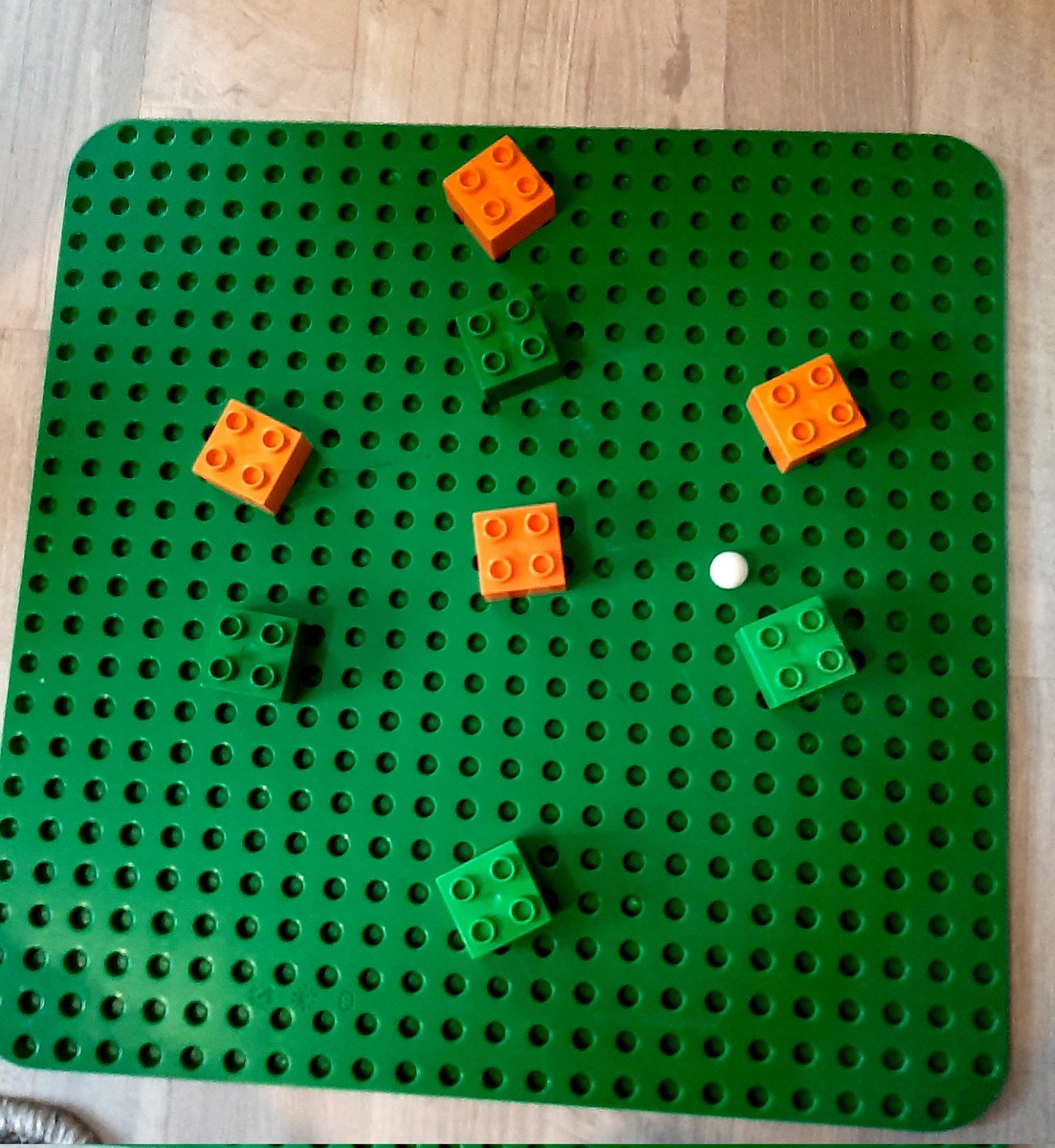 PasiKallio5's tweet photo. Se olis taas 7-vuotiaan pelipäivä, pidettiin vähän taktiikkapalaveria etukäteen. Nämä duplohommat minäkin ymmärrän. #futis #pelisysteemi #alkeet #timantti https://t.co/5fW0MJONKW