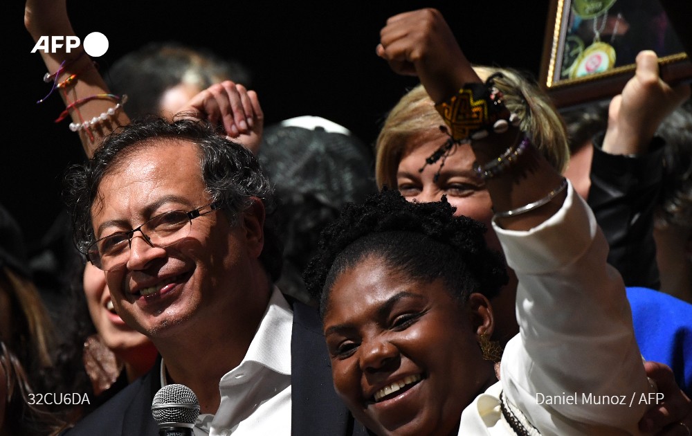 Petro convenció a la mitad de los colombianos con sus promesas de cambio. Pero ahora el primer presidente electo de izquierda tendrá que armar mayorías y vencer la resistencia de militares y empresarios para gobernar un país dividido - #AFP : u.afp.com/wRsG