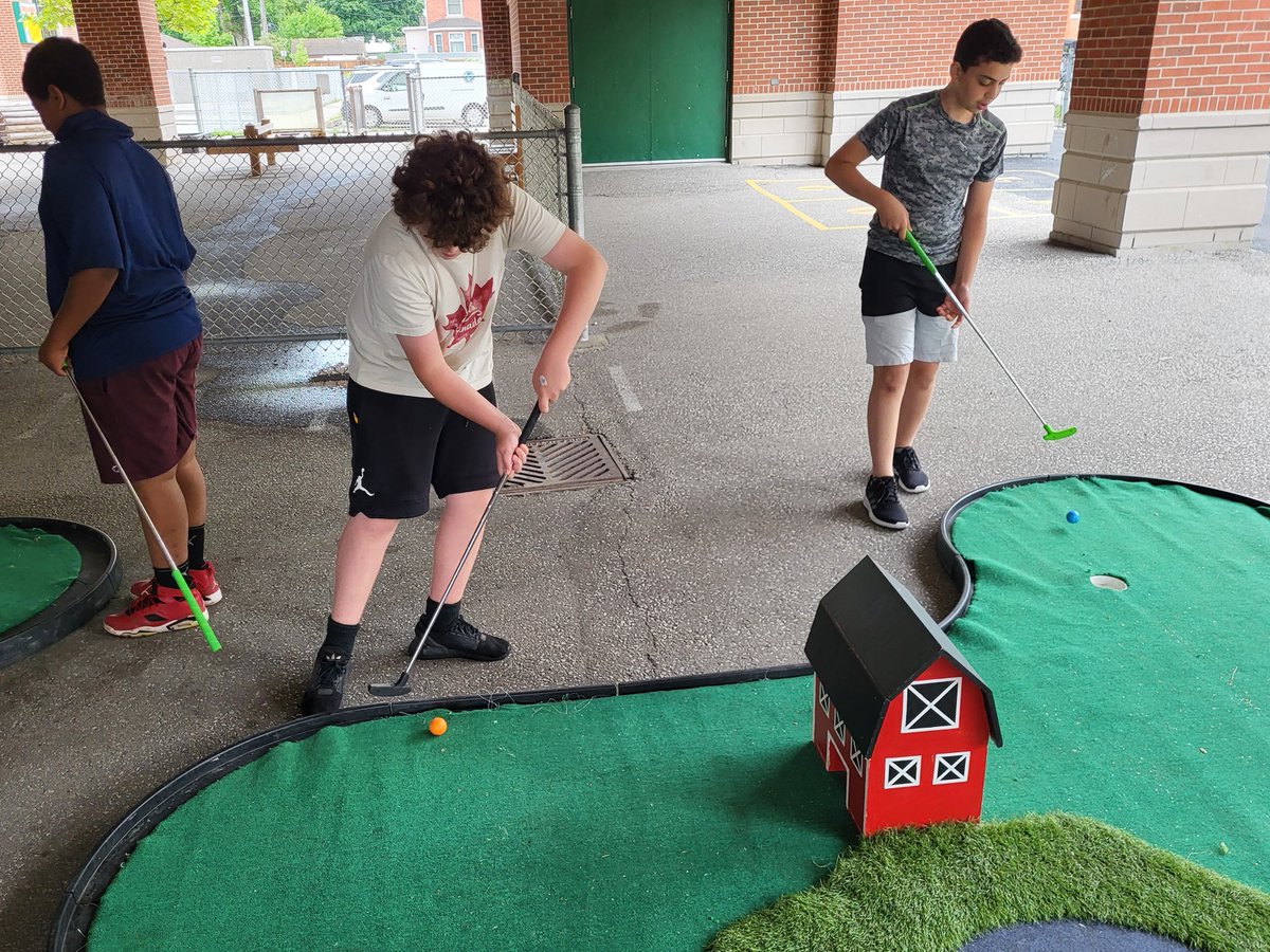 KingEdwardLions's tweet photo. Junior students at King Edward enjoying Party Putt Mini-Golf. https://t.co/nnAGa1zEgo