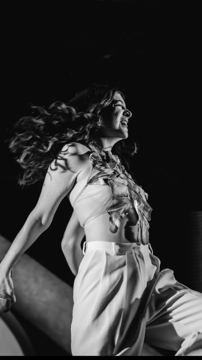 Lorde_fix's tweet photo. Lorde in Croatia, night 1 [📷: Valerio Baranović for Šibenik News] #SolarPowerTour https://t.co/6QbzT83wqq