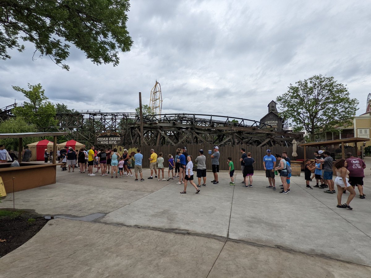 Mine ride. Hype ride! Cedar Creek Mine Ride bringing in the crowds! 

#CoasterCon #CoasterCon44 #CedarPoint