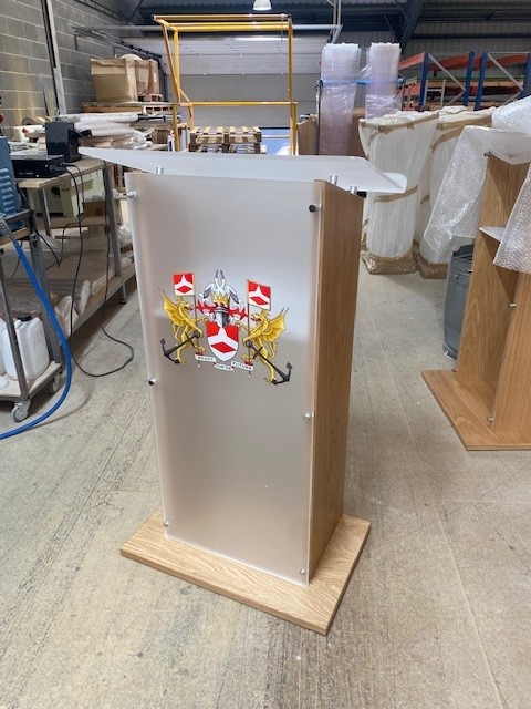 TurningLeafUK's tweet photo. Our wood/acrylic lecterns are as popular as ever. 

All made using the finest of materials and manufactured across sites in Nottingham and Hull. 

Thanks to @SolentUni for giving us the oppurtunity to make their latest additions. 

#ukmfg #ukmanufacturing https://t.co/sP0s3gInJ2