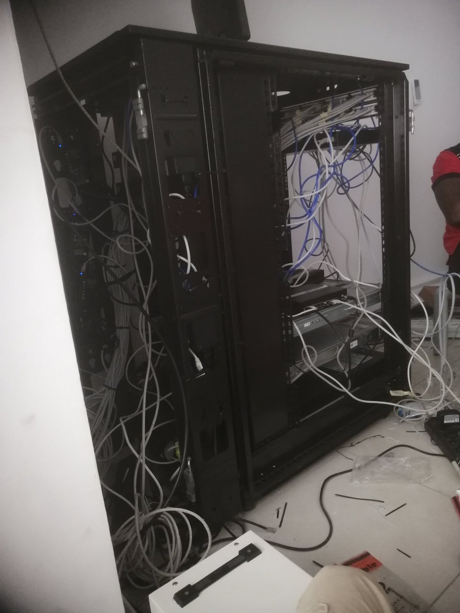 EMSAGUINEE's tweet photo. Cablage et configuration AP et le parafeux pour contrôler le réseau internet 🇬🇳
EMSA-TELECOM est disponible à votre service
Tel:00224 628-98-88-46 https://t.co/VXb5WIaJpx