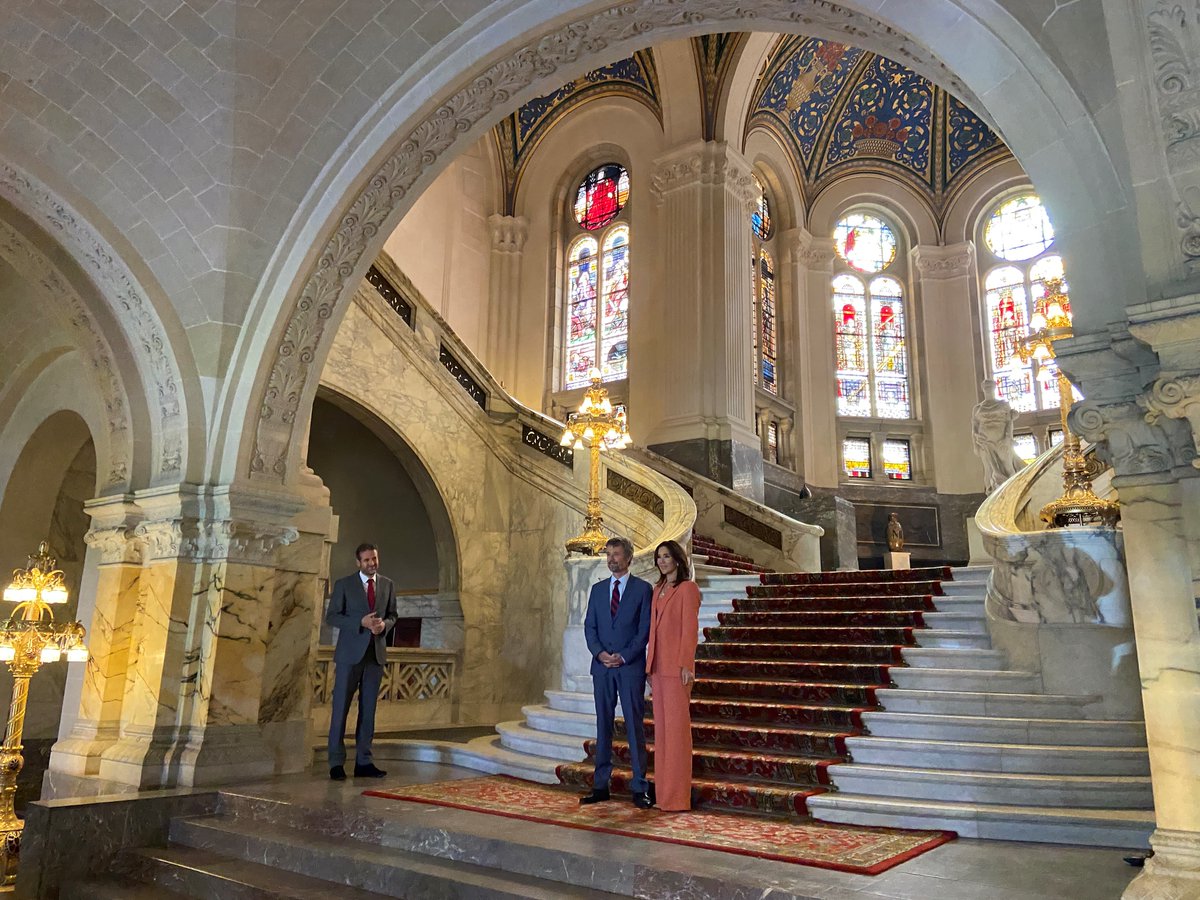 PeacePalace's tweet image. Today and tomorrow, Their Royal Highnesses the #CrownPrince and #CrownPrincess of #Denmark are visiting the #Netherlands.This afternoon, they  paid a visit to the #PeacePalace and also got to see the fountain that Denmark had gifted in 1923.
#danishroyalfamily @DKinNL @DanishMFA
