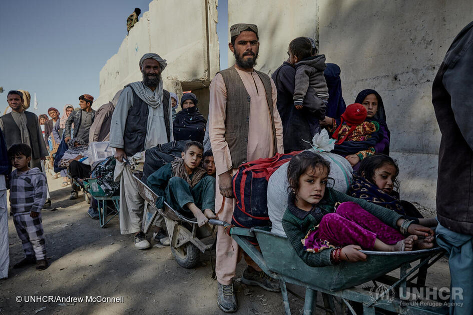 msftnonprofits's tweet photo. Today on #WorldRefugeeDay and every day, we’re proud to partner with organizations working on the front lines of humanitarian crises globally, such as @Refugees, @UNICEF, @RESCUEorg, @mercycorps and many more. 

Read more: https://t.co/7PwbkA8YA4 https://t.co/2yeiExgQJC