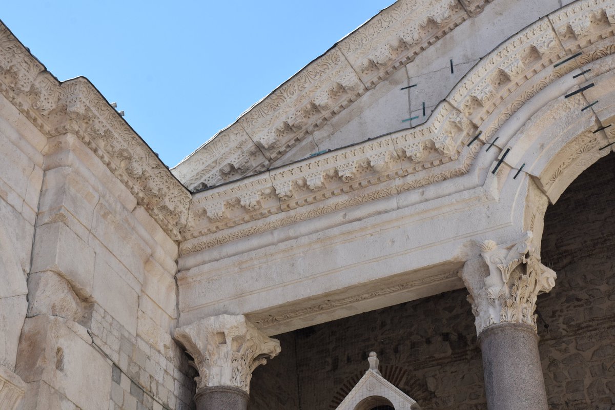par_virtual's tweet image. Os comparto algunos detalles del gran peristilo del Palacio de Diocleciano, con la serliana tan característica que corona su frente meridional. Os tengo que preparar un hilo sobre el palacio para dentro de unas semanas. :) #Split #Spalato