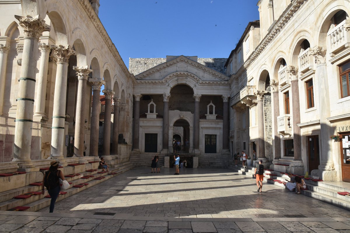 par_virtual's tweet image. Os comparto algunos detalles del gran peristilo del Palacio de Diocleciano, con la serliana tan característica que corona su frente meridional. Os tengo que preparar un hilo sobre el palacio para dentro de unas semanas. :) #Split #Spalato