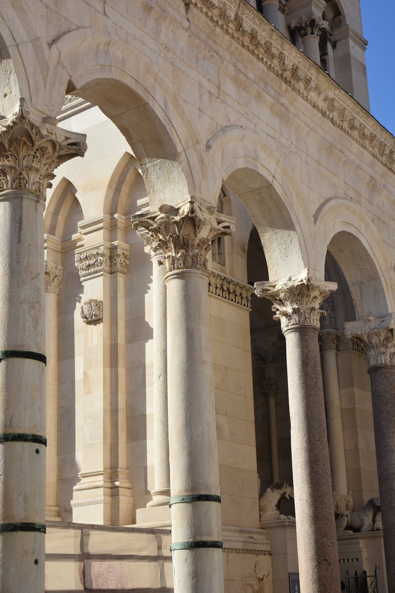 par_virtual's tweet image. Os comparto algunos detalles del gran peristilo del Palacio de Diocleciano, con la serliana tan característica que corona su frente meridional. Os tengo que preparar un hilo sobre el palacio para dentro de unas semanas. :) #Split #Spalato