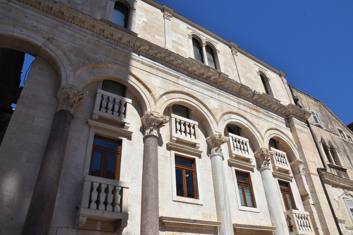 par_virtual's tweet image. Os comparto algunos detalles del gran peristilo del Palacio de Diocleciano, con la serliana tan característica que corona su frente meridional. Os tengo que preparar un hilo sobre el palacio para dentro de unas semanas. :) #Split #Spalato