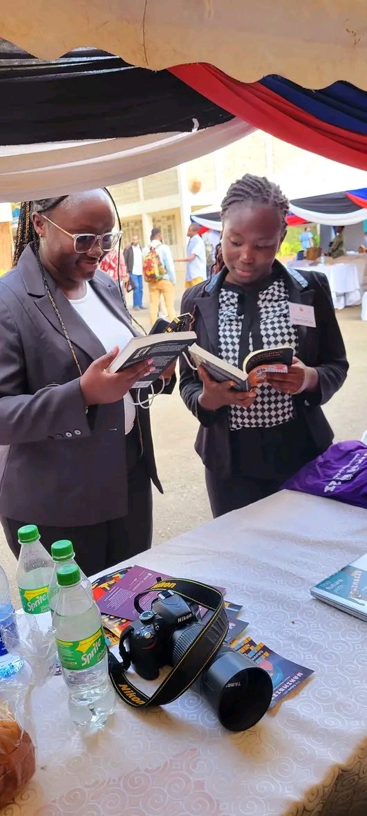 nyatongyik2021's tweet photo. It's the youth for me 
It's not just south Sudanese youths, it's whole Africa 🌍 youth. 
"I am my Mother's Wildest Dream" is here to norture, empower and open light to young African youths regarding some African norms  
#SSOT 
#WorldRefugeeDay2022
#nyajuok 
#southsudan🇸🇸 https://t.co/oz3GNX2NEO
