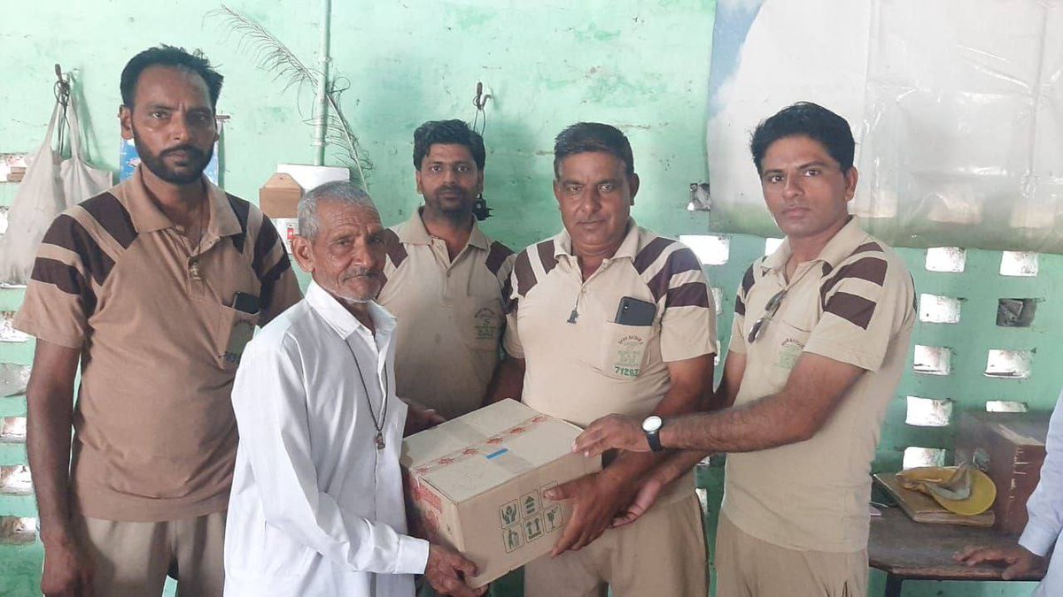 Ritu75767750's tweet photo. #DeraSachaSauda Volunteers #GlimpseOfFathersDay celebrate with lot of happiness with needy people to proving needy things.
#WelfareOnFathersDay
#CelebrationWithWelfare
#PiousTeaching
#SaintDrGurmeetRamRahimSinghJi
#SaintRamRahimJi
#BabaRamRahim
#SaintDrMSG
#GurmeetRamRahim https://t.co/0HqNpr5TLG