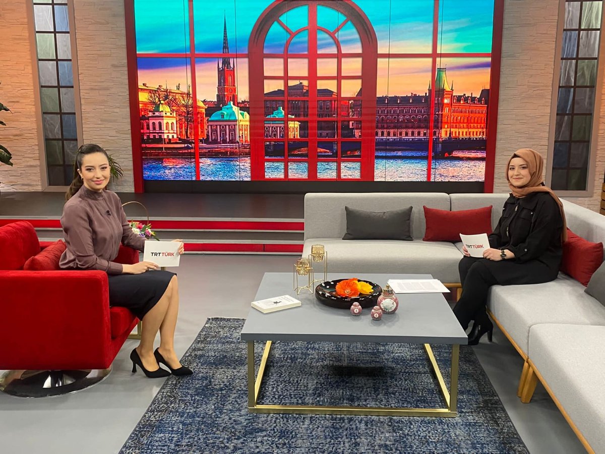 ahbvmutercimlik's tweet photo. 📣 Fransızca Mütercim ve Tercümanlık Anabilim Dalı öğretim elemanı Dr. Öğr. Üyesi Fatma Büşra Süverdem, Yurt dışındaki Türkleri konu alan TRT Türk Rehber programına konuk oldu. Programda, Fransa'daki Türklerin eğitimi, iki dillilik ve Türkçe dersleri hakkında konuşuldu. https://t.co/eOYeE8Zbmr