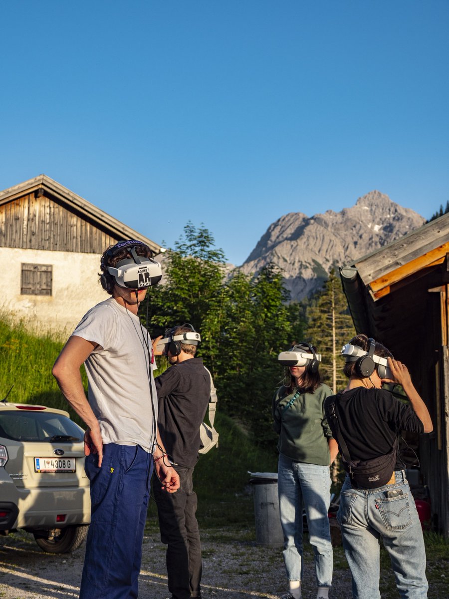 _diametrale's tweet photo. Mit virtuellen Mitteln gegen die schnöde Realität.
#diametrale #medienfrische #bschlabs #tirol #1400meterüberdemmeer #VR #VirtualReality #againstreality @contrapunktibk https://t.co/4OUmSG32Ys