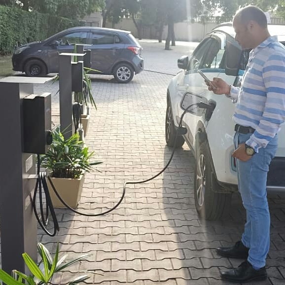 AargoEV's tweet photo. A historical moment First DC Fast Charger at Golden Galaxy Co. Faridabad inaugurated on 15th august 2021.
75th #IndependenceDay promise to go Electric & Green. getting bigger this year 15th August 2022.
#electricmobility #gogreen #ecofriendly #aargoev #evInfrastructure https://t.co/x22jTzzIfU