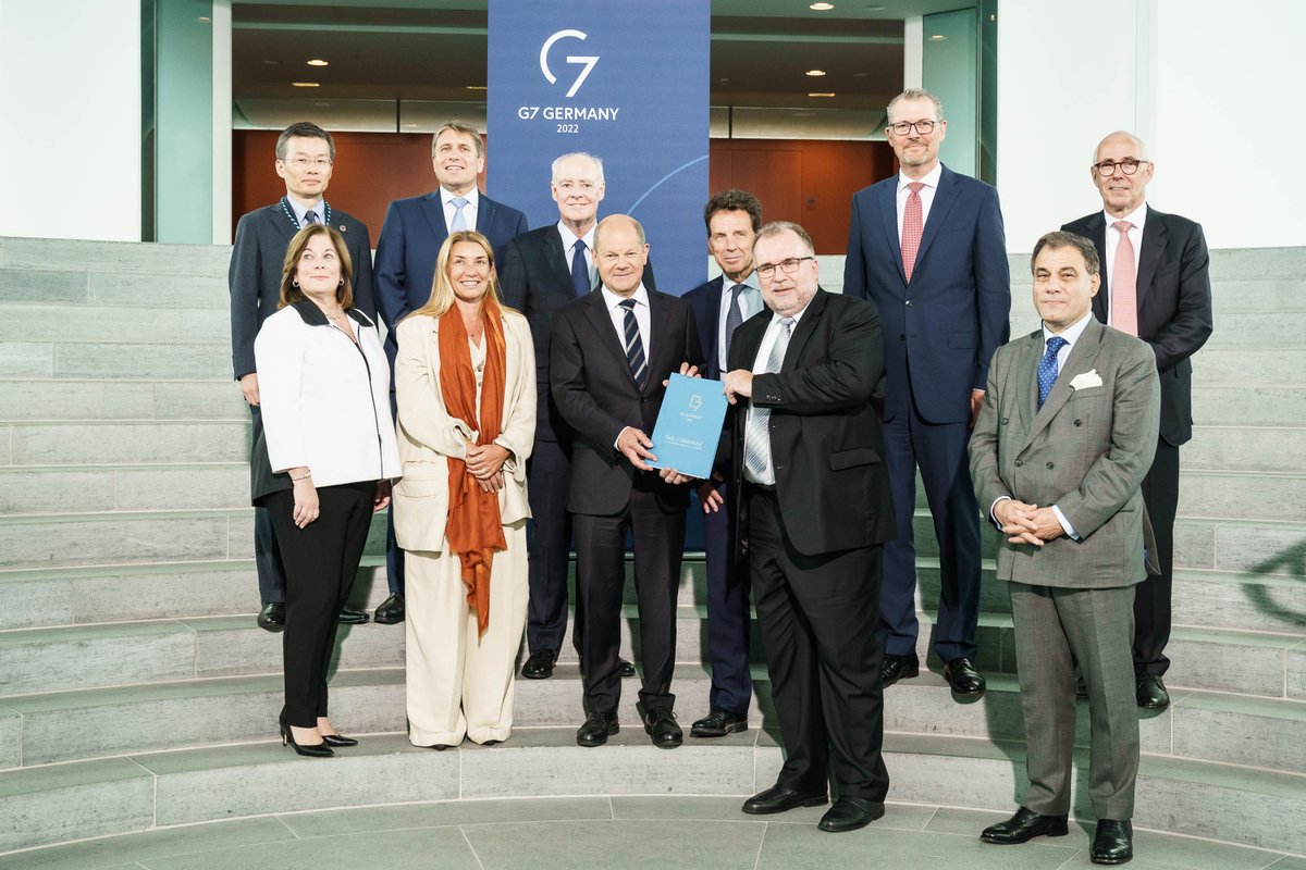 G7's tweet photo. Die #Business7 haben sich unter der Leitung von @Der_BDI Präsident Russwurm im #G7-Prozess besonders der Frage gewidmet, wie Politik und Wirtschaft aktuelle Probleme gemeinsam angehen können.
Heute haben sie ihre Vorschläge und Einschätzungen an @Bundeskanzler Scholz übergeben. https://t.co/hudhDgwl5Q