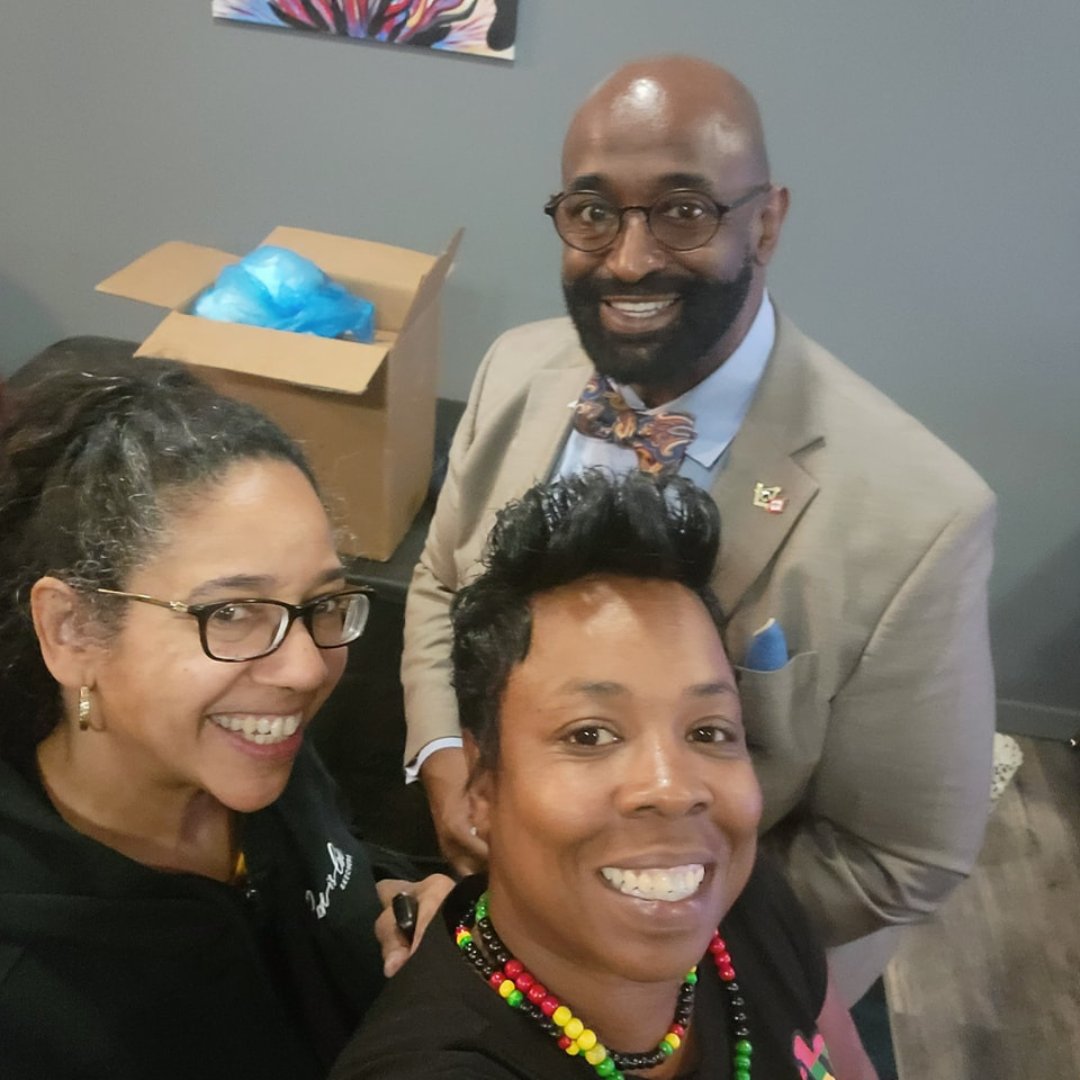 LiteracyNHood's tweet photo. Thank U to all for supporting #DoughnutsWithDad yesterday! Special thanks to @MargBern @WaverlyWillis &Lozell Siller & a special shout-out to @NFL player @MackWilSr!
https://t.co/h2KrjRaTLf
#LiteracyInTheHOOD #BeAReadingRoleModel #Read #Books #Cleveland #ReadFor15Mins https://t.co/W5TdaV8ndU