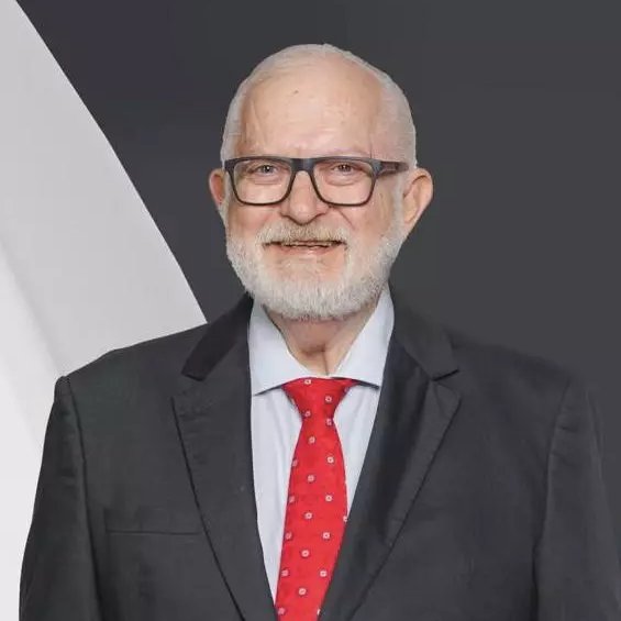 Quero deixar meus parabéns ao Salomão Antônio Ribas Júnior, jornalista, escritor e ex-deputado estadual que a partir de amanhã assume a presidência da Academia Catarinense de Letras. Sucesso na gestão dessa instituição tão importante para nossa Literatura.