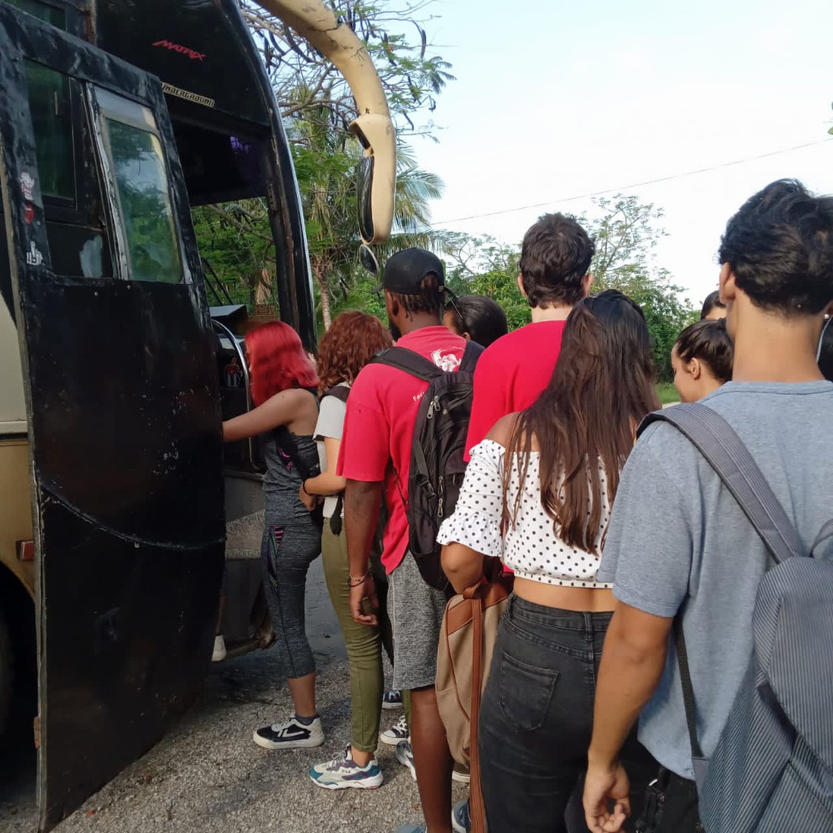Otra semana que evaluamos la implementación de rutas especiales que llegan a la Universidad desde 27 puntos de la ciudad. La comunidad universitaria agradece al <a href="/MitransCuba/">Ministerio del Transporte de Cuba</a> y el <a href="/gobhabana/">Gobierno La Habana</a> la prioridad y atención que se nos ha dado en medio de las dificultades que vive el país.