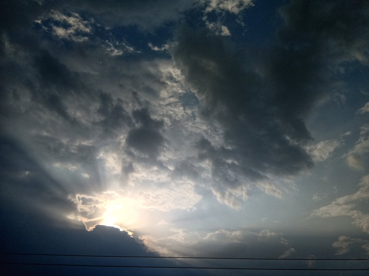 saurabhs_'s tweet photo. @rajiasup ...and sun is always on time

(Lucknow morning...) https://t.co/q1JdqUdPah