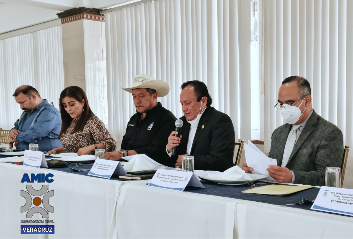 Se llevó a cabo la primera mesa de trabajo para proponer y definir los primeros #ProyectosEspecíficos que se desarrollarán entre la #UV y la #AMICVeracruz.

Se alcanzaron acuerdos que generarán a corto, mediano y largo plazo gran impacto social, económico y ambiental.

#SomosAMIC