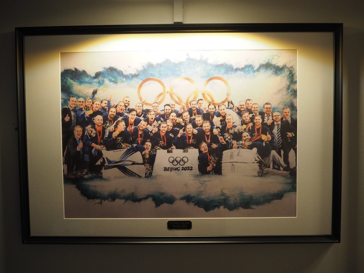 ukin71's tweet photo. Parempaa seppälää, ei kun taidetta himaan. Suomen Olympiakulta jengin taulu, maalarille oli jäänyt ylimäärinen kappale, niin ei voinut vastustaa. Nyt on kiekkotaidetta ja historian havinaa seinällä. Kiitos #HockeyArtFinland #JuhaKortelainen #Peking22 #Olympicgold #HockeyArt #Gold https://t.co/ytqgBLN1Rl