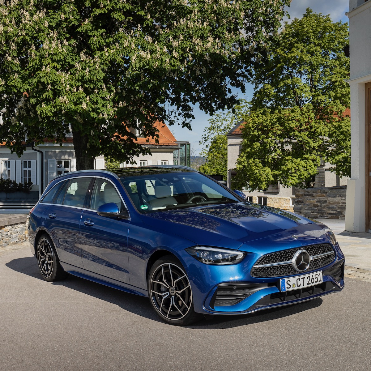 MercedesBenz_DE's tweet photo. Willkommen in der Komfortzone: Das #CKlasse #TModell in spektralblau metallic und der Ausstattungslinie AMG Line mit dem markanten Diamantgrill im Sterndesign. 💙

Wer von euch fährt auch ein T-Modell? 

Mehr Infos hier. 
▶️ https://t.co/YNcUeO3aiB https://t.co/b3JPZLQ2f4