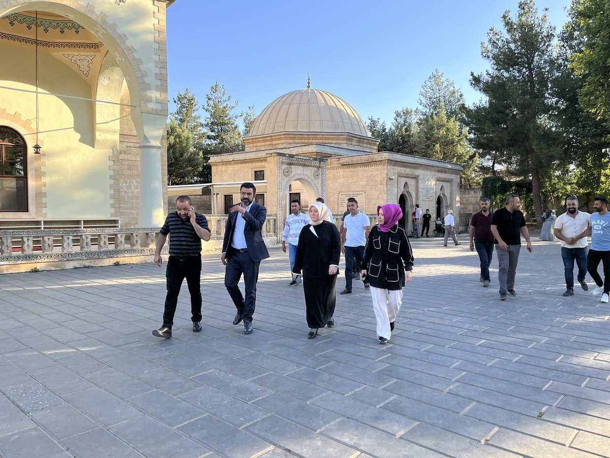 AvEkremOlgac's tweet photo. Genel merkez Sosyal Politikalar Başkan yardımcısı Sn @tubakoksal_, Bölge koordinatörü @yenercanisik ve Genel Merkez Kadın Kolları MKYK üyesi Sn  @bgurluk ile birlikte Veysel Karani belde belediye ba��kanımız Sn Murat Akgün ve Belde esnafımızı ziyarette bulunduk. https://t.co/wTnzeJU1ih