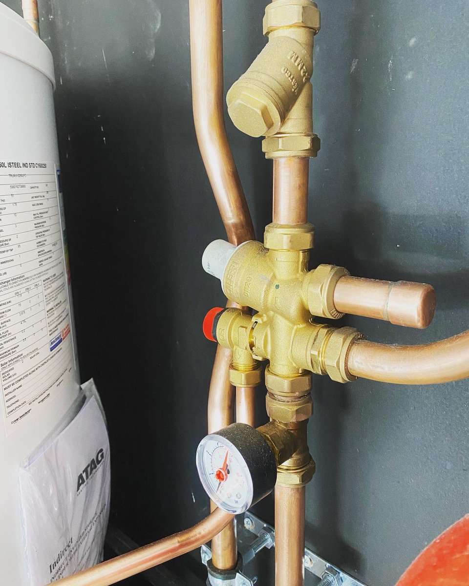 Peterwithers17's tweet photo. Installation with @ATAG_Ian boiler,cylinder underfloor @beneathheat2 @EPHcontrols was going to go with low loss header but cost and space made me experiment with the close couple T 

#plumber #heatingengineer #copperpipe https://t.co/PYj1TypQ9Q