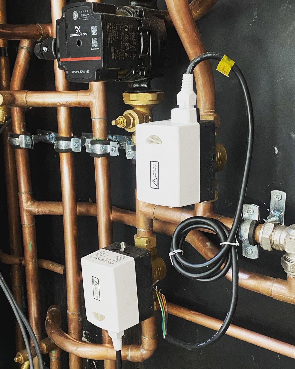 Peterwithers17's tweet photo. Installation with @ATAG_Ian boiler,cylinder underfloor @beneathheat2 @EPHcontrols was going to go with low loss header but cost and space made me experiment with the close couple T 

#plumber #heatingengineer #copperpipe https://t.co/PYj1TypQ9Q