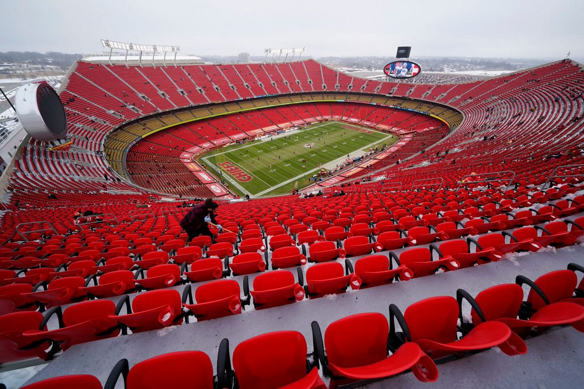 Villie__'s tweet photo. @vilepluff real image of a stadium PACKED with robs twink followers https://t.co/3v6kPkYkkY