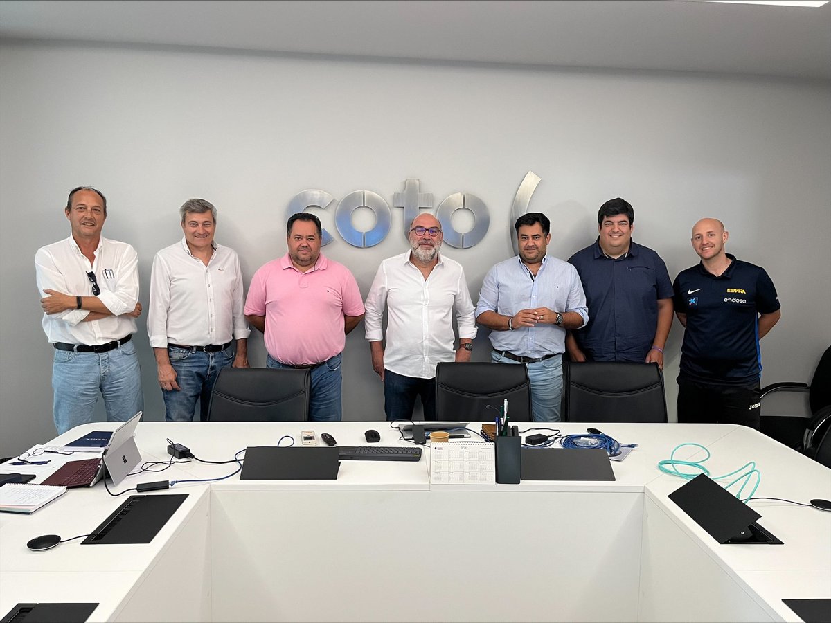 📝Llegar a lo más alto requiere ilusión -mucha- y trabajo duro -muy duro- y la Junta Directiva del #CCB lo sabe bien #GanamosJuntos🏀 Otro día de trabajo intenso 📸