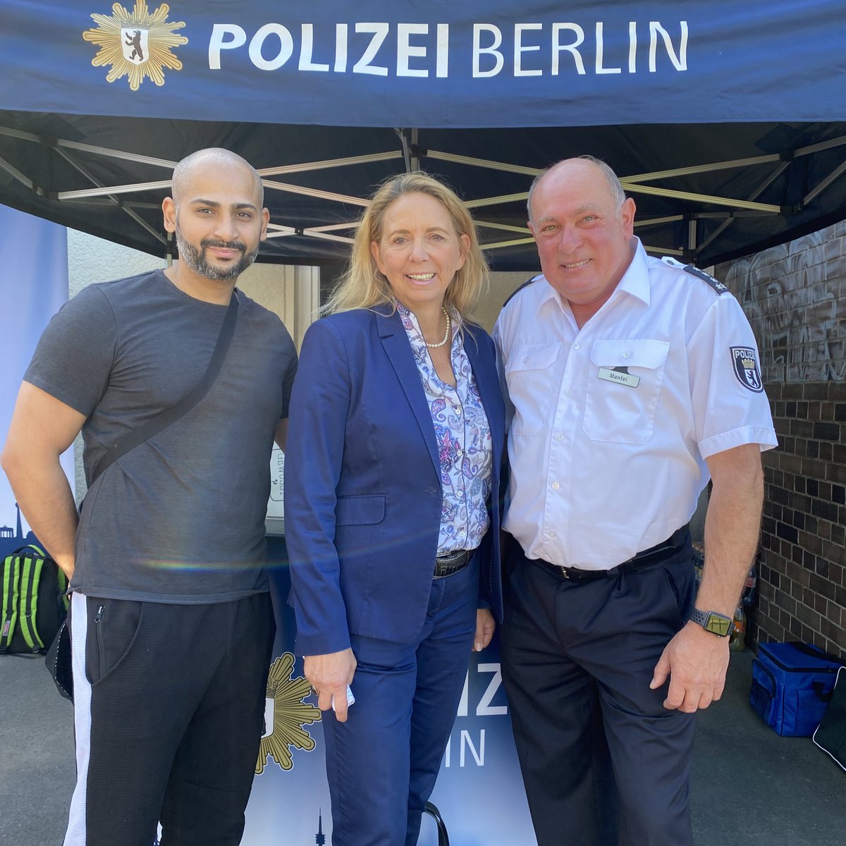 PolizeiBerlin_P's tweet photo. „Was gibts‘s Neues?“ fragt #Twitter, wenn wir twittern wollen 😊. Fast aktuell fand am vergang. Samstag das 12. Interkulturelle Fußballturnier von @narud_ev statt. Unser Kolleg. vom #A18 bildeten mit #KbNa ein Team. 
Wir gratulieren dem Team aus #Lichtenberg zum Sieg 🏆

^präv https://t.co/7MU6IYDxku