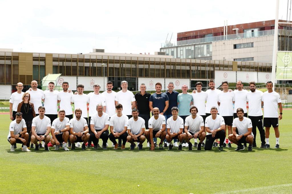 Carlosgn111's tweet photo. Volver dónde empezamos la formación y tener esta vez la oportunidad de compartir con compañeros que están en este camino, es ilusionante.
Gracias a la @rfef por permitirnos estas vivencias!
#UefaGkB #porteros #FormacionRFEF https://t.co/KV5ifMxG8B