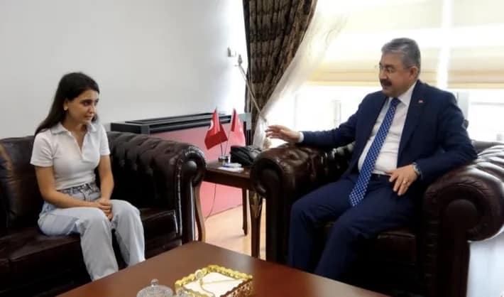 TEŞEKKÜRLER VALİ BEY 👏😇
“Annem, babam vefat etti' diyerek yürekleri dağlamıştı: Osmaniye Valisi Erdinç Yılmaz, Ayşe'ye kucak açtı.