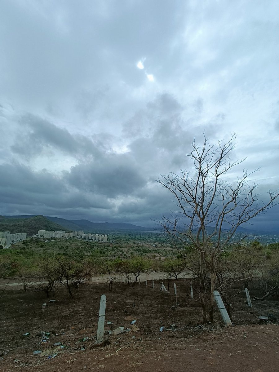 teerphsay's tweet photo. Monsoon &amp; Mountains :-)
#Monsoon2022 #rain #Pune #Hills #mountains https://t.co/Fp3wkMqwo8