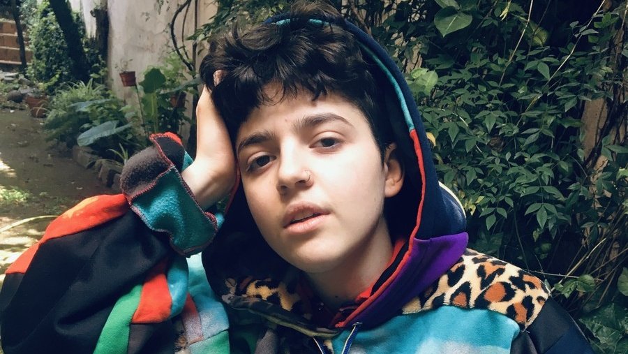 Ahora en <a href="/DDLQV_radio/">#DetrásDeLoQueVemos</a> hablamos con Marico Carmona (<a href="/maricoviral/">Marico</a>), artista no binario, actor y streamer. Lo escuchas en vivo por @La990Radio.