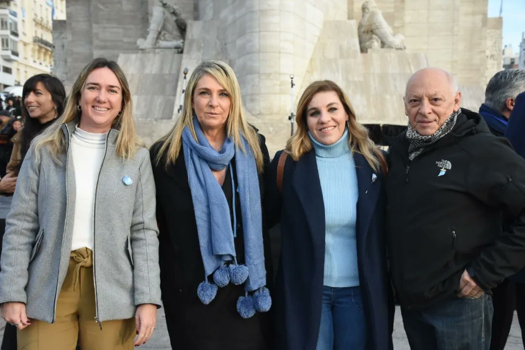 MegnaMarcelo's tweet photo. ➡️ A 202 años del paso a la inmortalidad del prócer argentino, Rosario vuelve a tener a la bandera celeste y blanca en las calles de la ciudad y también tenemos que celebrar eso luego de dos años signados por la incertidumbre. https://t.co/DQizTFx9yj